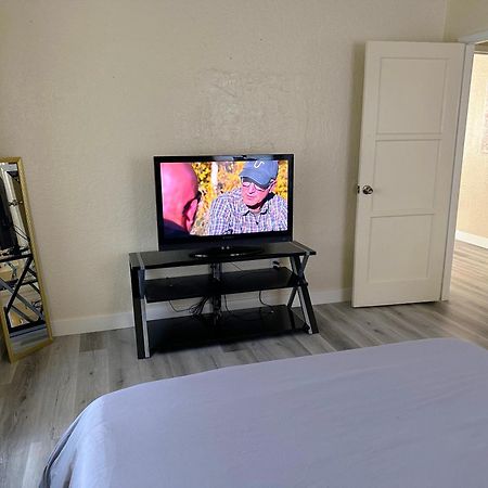 Entire Lovely 3-Bedroom Home W Yard, Parking Chula Vista Esterno foto